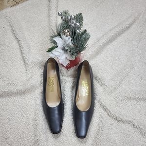 Vintage Salvatore Ferragamo leather pumps, size 71/2 2A, Charcoal
